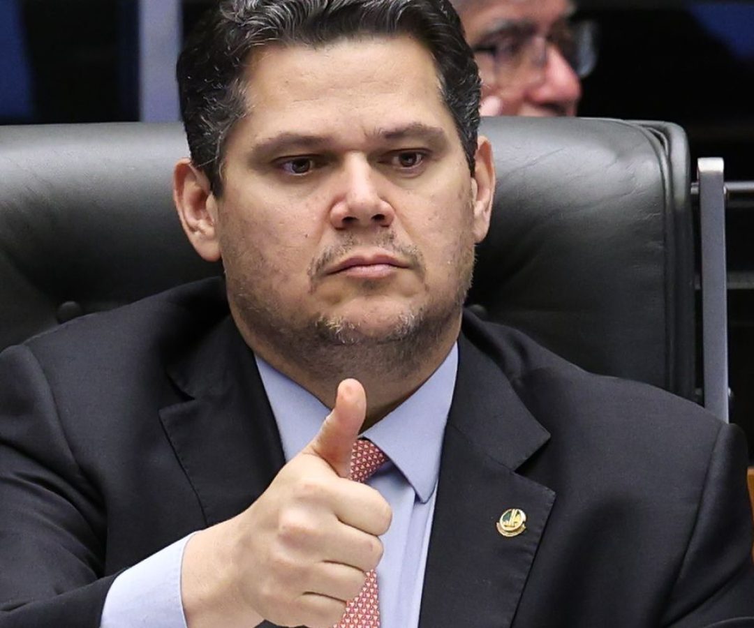 Alcolumbre destrava PEC do fim da 6x1 após conversas com Lula