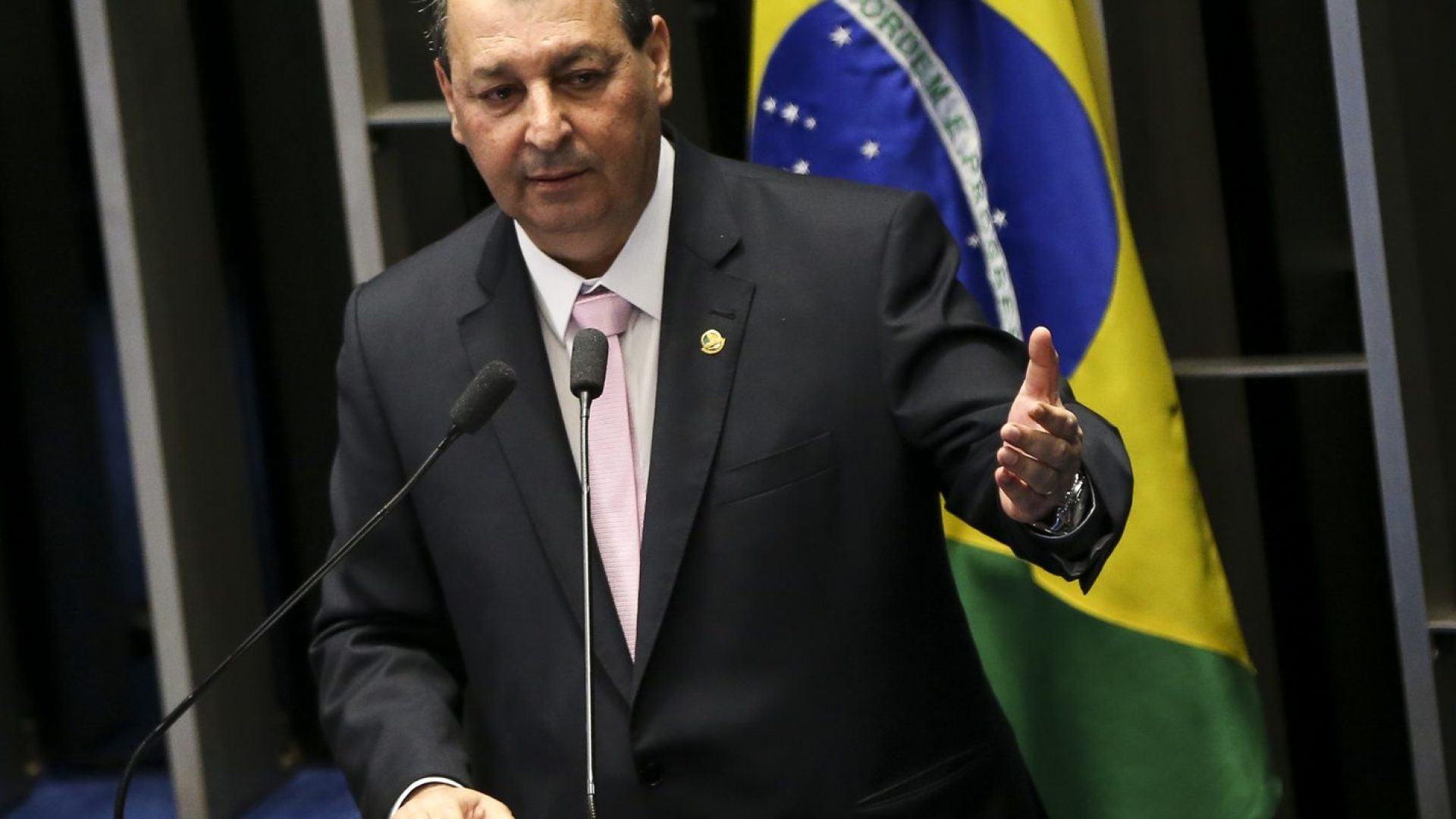 Relator da CCJ rejeita emendas da oposição que buscavam manter 6x1
