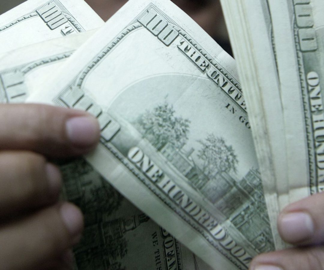 Dólar fecha estável, mas acumula queda de 1,82% em julho