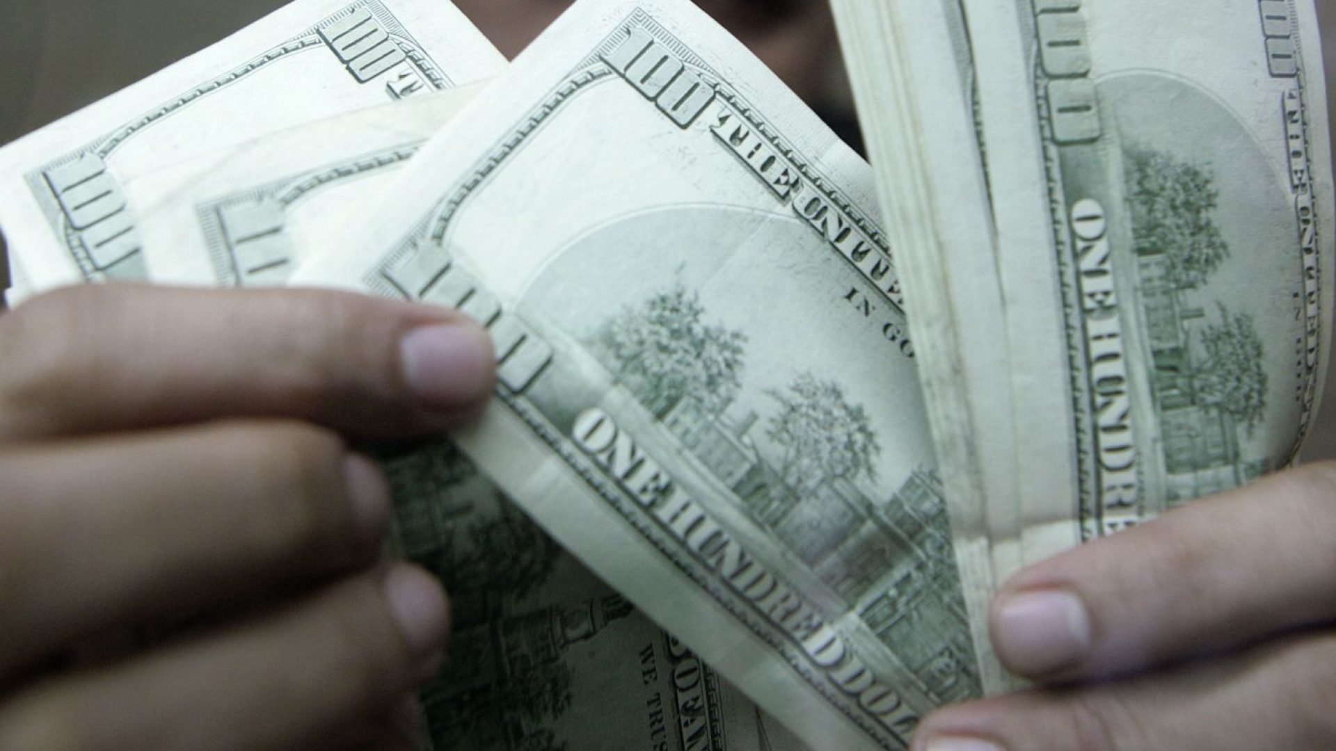 Dólar fecha estável, mas acumula queda de 1,82% em julho