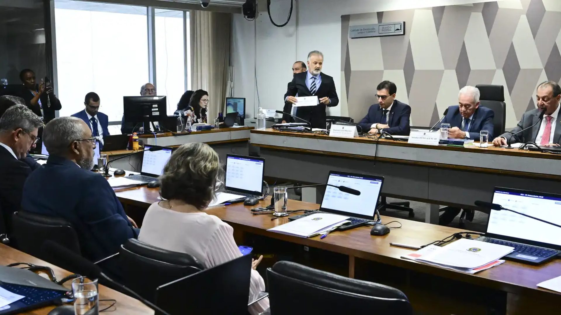 CCJ do Senado aprova PEC que acaba com jornada 6x1