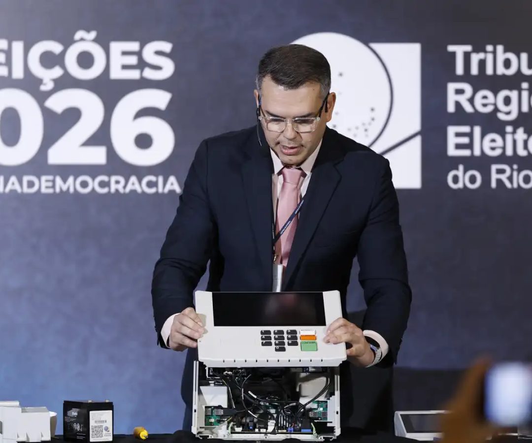 TRE-RJ abre urna para o público e defende segurança do voto eletrônico