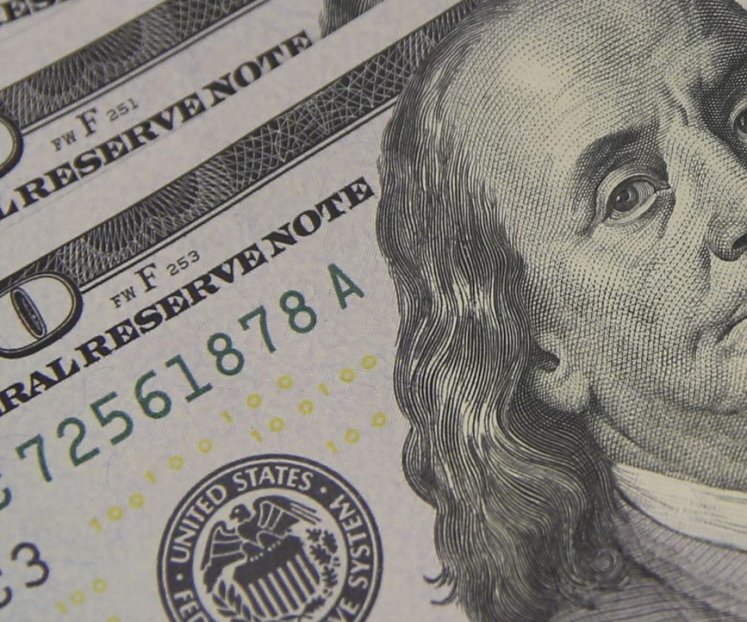 Dólar cai ao menor nível em quase dois meses, com alívio externo