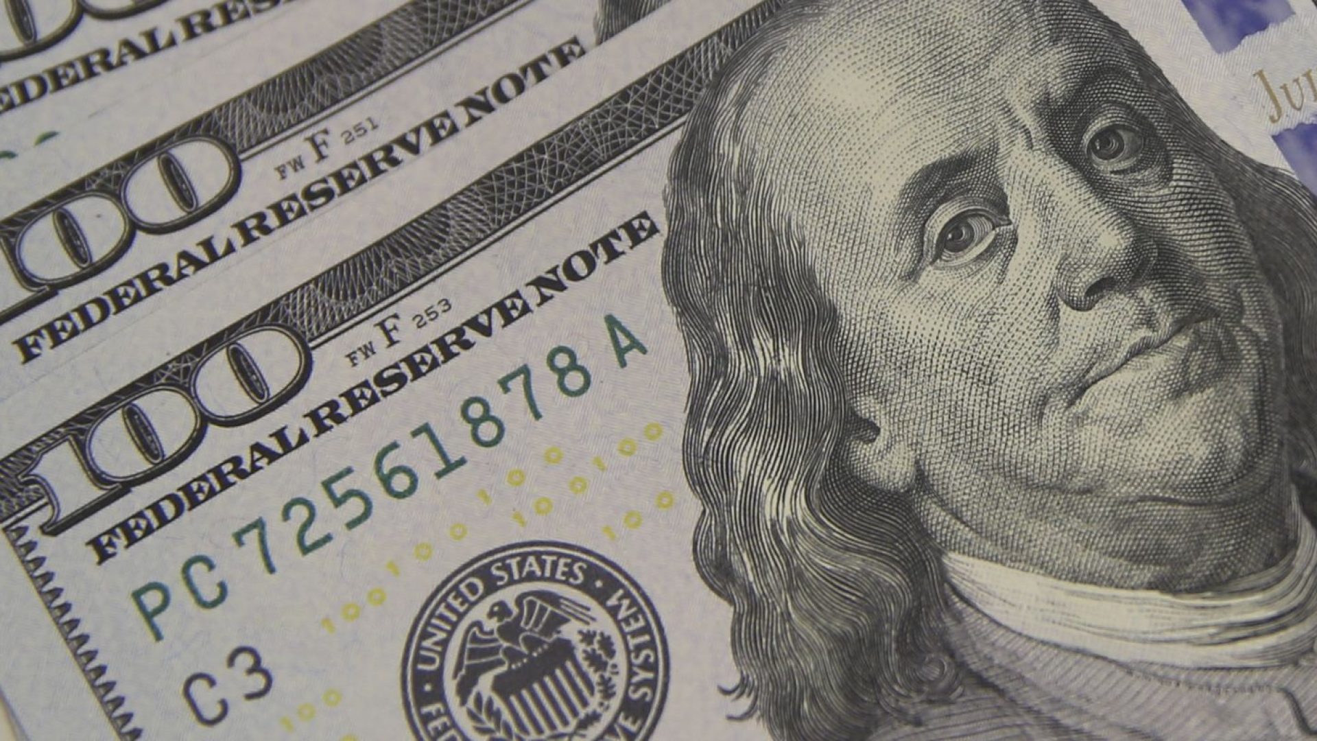 Dólar cai ao menor nível em quase dois meses, com alívio externo