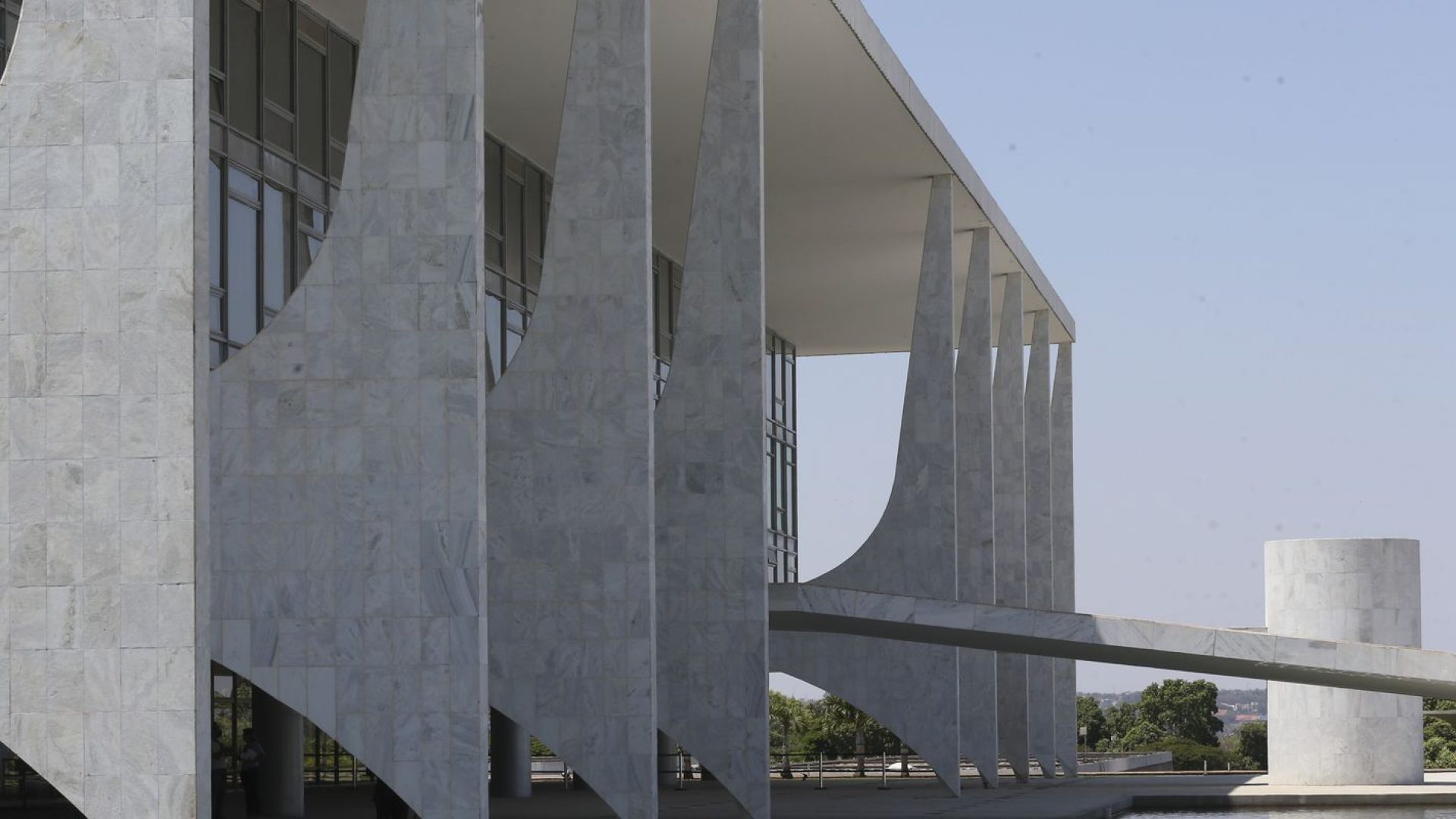 Saiba quais as atribuições do presidente da República e governadores
