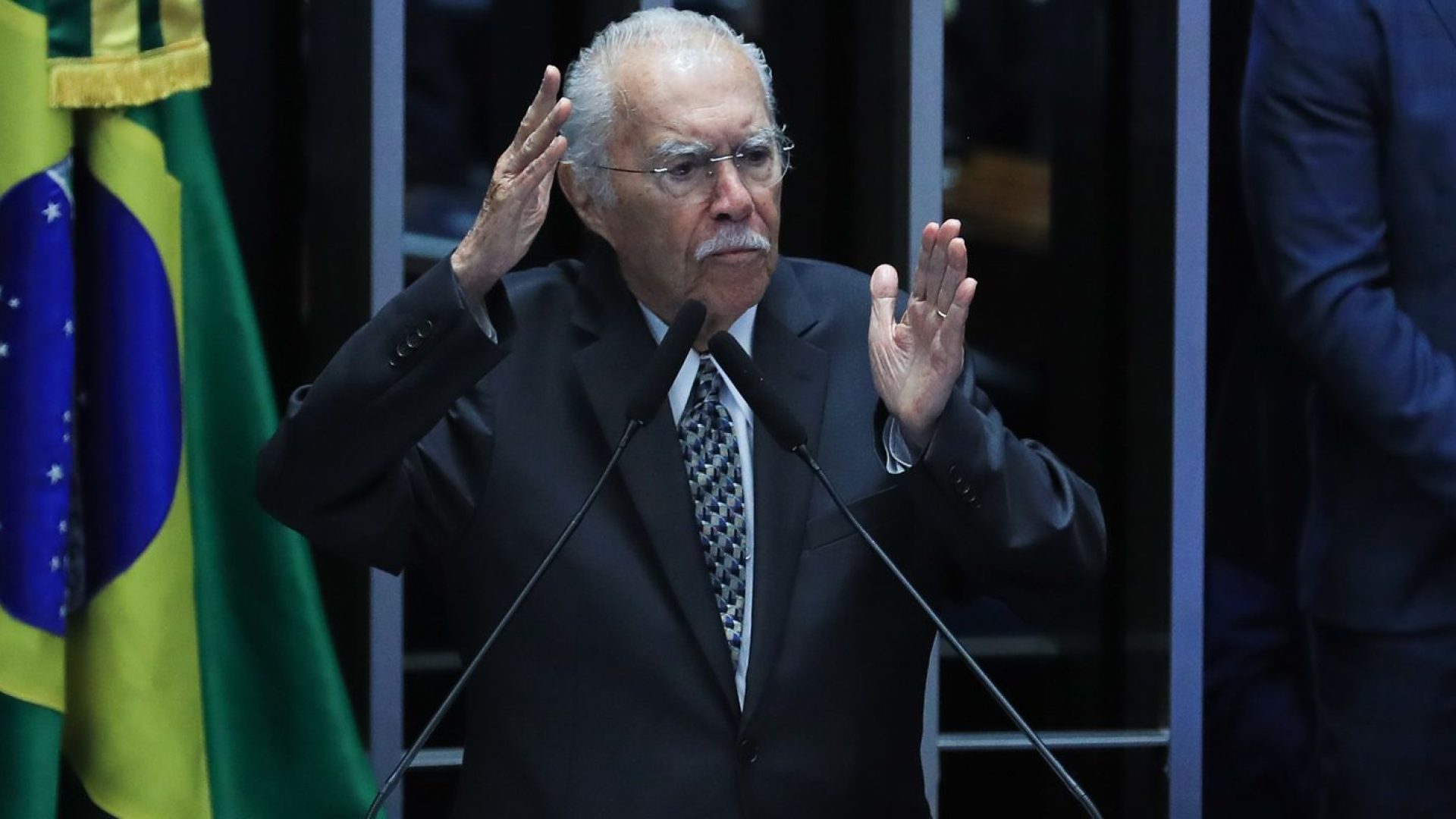 Ex-presidente José Sarney é internado com quadro de pneumonia