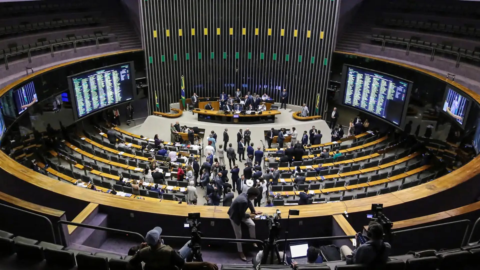 MP da "taxa das blusinhas" é aprovada na Câmara e vai ao Senado