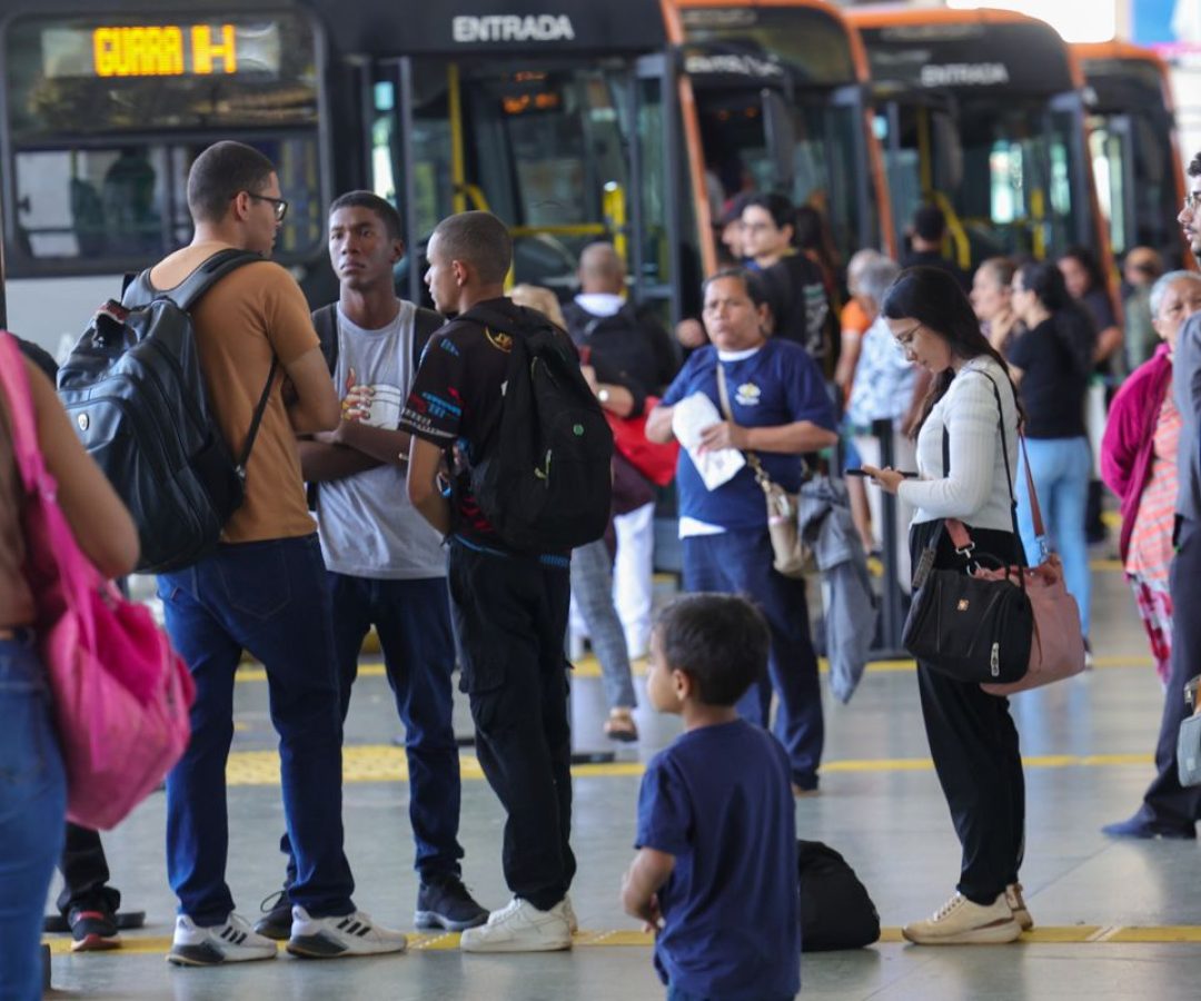 Setor de serviços fica estável em julho e sobe 2,4% em 12 meses
