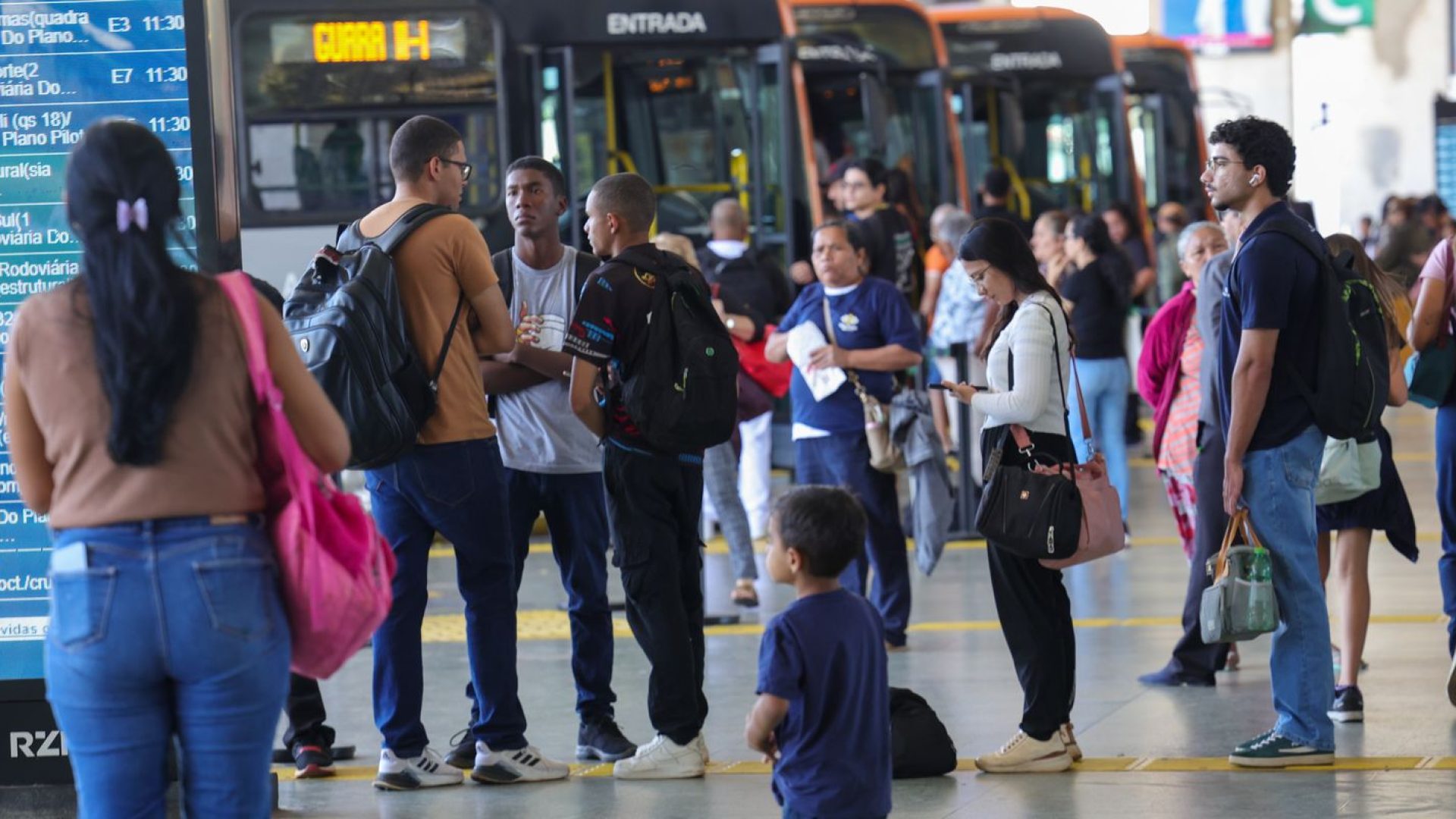 Setor de serviços fica estável em julho e sobe 2,4% em 12 meses