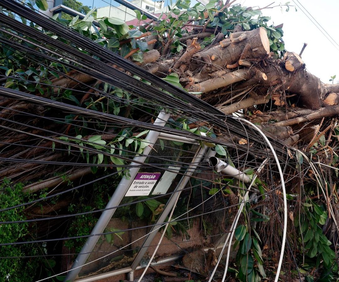 Mais de 200 mil continuam sem energia no Rio após vendaval