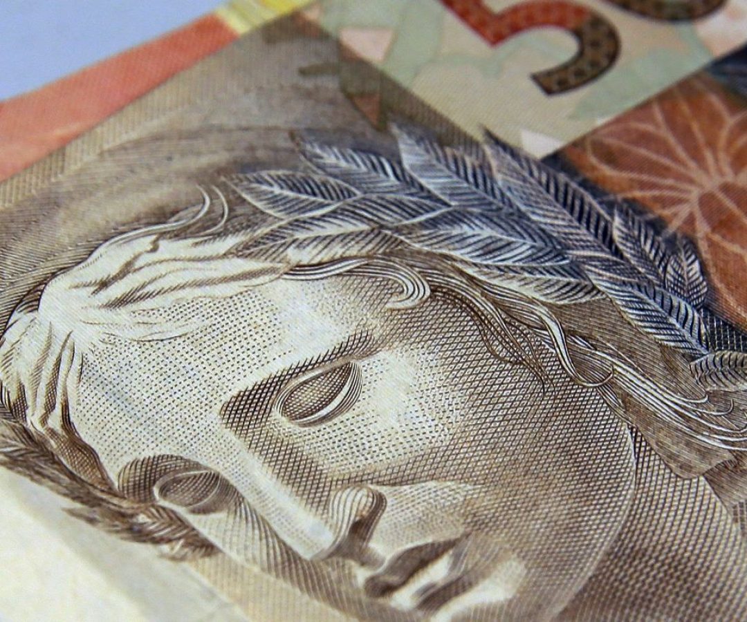 Brasileiros retiram R$ 10,5 bilhões da poupança em agosto