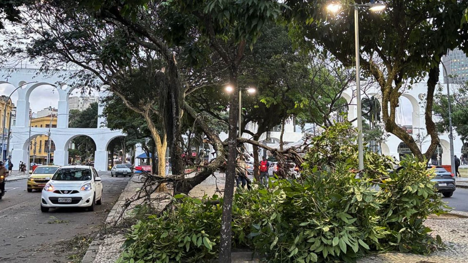 Ventania causa apagão e paralisa transportes no Rio de Janeiro