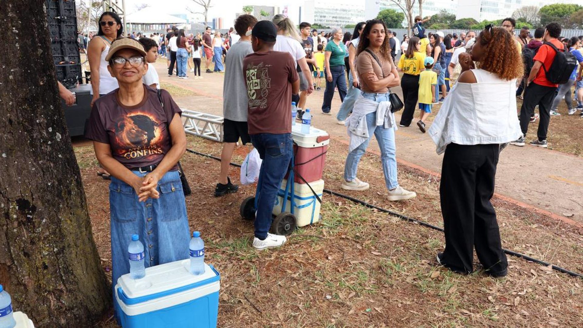 Ambulantes "desfilam" no 7 de Setembro em busca de sustento